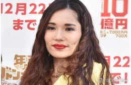 平野ノラ、美脚スラリのミニスカ×ロングブーツ姿「それスノ」ママコーデに「着こなし最高」「爽やかセクシー」と反響