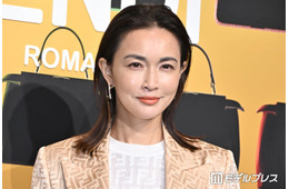 長谷川京子、ミニ丈から美脚スラリ「脚長すぎて二度見」「かっこよくて憧れる」の声