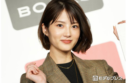 元乃木坂46若月佑美、ハイトーンヘアで雰囲気ガラリ 美脚際立つオフショットに「雰囲気全然違う」「髪型も衣装も似合いすぎ」の声