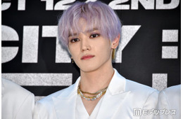 NCT 127テヨン、派手衣装で地下鉄乗る姿公開「変装もしないで目立ちすぎてる」「オーラを感じる」の声