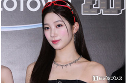 LE SSERAFIMカズハ、黒衣装から引き締まった美ウエスト披露「圧倒的な美しさ」「鍛え上げられててすごい」