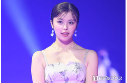 人気クリエイター・おさき、ほっそり二の腕＆美肩全開のタンクトップコーデに反響「爽やかだけど色っぽい」「タトゥーシール可愛い」