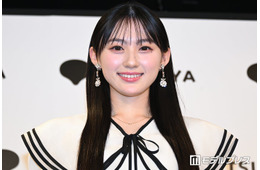 乃木坂46川崎桜、ミニ丈トップスから美ウエストチラ見せ 紫陽花に囲まれたショット公開「破壊力すごい」「小顔も際立ってる」と反響