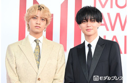 King ＆ Prince、メンカラ思わせる対照的なスーツ姿 レカペで歓声にも応える【MAJ2026】