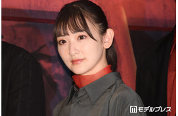 生駒里奈、ベッドに横たわるニット姿で美ウエスト際立つ「大人の魅力が増してる」「圧倒的な透明感」と反響