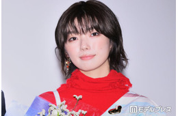 櫻坂46藤吉夏鈴、金髪ショート×ミニスカ姿にファン悶絶「スタイル良すぎて二度見」「脚長い」