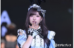 MINAMI、美脚輝くミニ丈ドレス×うさ耳でガーリーな魅力「不思議の国のアリスみたい」「美しすぎて二度見」と絶賛の声【オキコレ2026】
