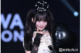 CUTIE STREET真鍋凪咲、王冠×変形ドレス着こなす「似合いすぎ」「かっこいい」と反響【オキコレ2026】