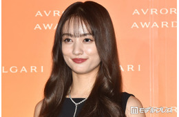 谷まりあ、美デコルテ輝く純白ドレス姿「イッテQ」パパラッチ出川哲朗とのオフショットも「映画のワンシーンみたい」「美しさが溢れてる」