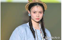“顔面重要文化財”AKB48センター伊藤百花、オフショルトップスから素肌際立つ「肌艶がすごい」「大人っぽい雰囲気」