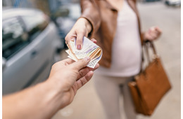 48歳女性、年下の外国人ダンサーと電撃婚！貢いだ額は「月1〜3万円」から始まって、じわじわ膨らみ150万円に！。「国際ロマンス詐欺」の巧妙な手口【行政書士が解説】