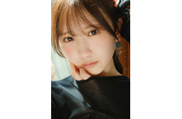 日向坂46藤嶌果歩、黒の衣装に身を包み大人びた表情魅せる 1st写真集先行カット第11弾解禁【果実の歩幅】