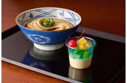 丸亀製麺、まさかの新作「丸亀うどんプリン」登場 テスト販売で話題“ぷるもち”新食感の手づくりスイーツ