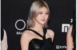 IVEガウル、美デコルテ際立つオフショル白衣装に絶賛の声「透明感レベチ」「鎖骨が綺麗」