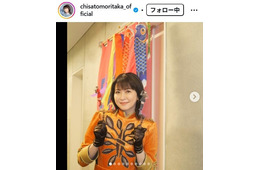 森高千里、圧巻スタイル際立つミニスカ衣装公開「奇跡の美脚」「スタイルが変わってない」と反響