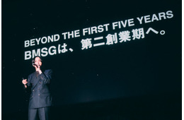 SKY-HI、2028年に向けフルアルバム制作中 新曲「VS資本主義」に込めた真意明かす