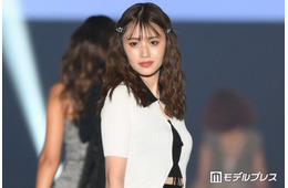 「イッテQ！」出川ガールで話題のモデル、スラリ美脚際立つミニ丈ワンピでカフェ巡り「完璧な脚線美」「お人形さんみたい」と反響
