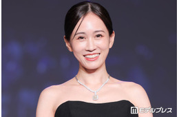 前田敦子、美背中＆デコルテ際立つドレスにジュエリー輝く 7歳息子とは微笑ましいやり取り【第37回 日本ジュエリーベストドレッサー賞】
