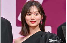 山下美月、ベースボールシャツ×ミニ丈スカートで美脚ちらり 楽屋のれんにも注目集まる「最強に似合う」「愛が詰まってる」