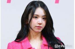 TWICEチェヨン、美脚際立つオーバーサイズTシャツで腕タトゥーチラリ「かっこいい」「見惚れてしまう」