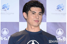 小島よしお、屋台の前で息子抱っこ 2ショットに反響「笑顔が爽やか」「ほのぼのしてて癒される」