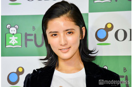 藤井萩花、美ボディ際立つ黒水着姿披露「レベチのスタイル」「着こなせるのがすごい」と絶賛の声