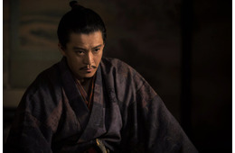 大河「豊臣兄弟！」信長役・小栗旬、平手打ち・ドロップキック…迫力アクションに視聴者震撼「まるでクローズZERO」「怖すぎる」