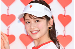 久間田琳加、素肌輝くノースリ×デニムコーデでディズニー「猫耳の似合い方レベチ」「可愛さにノックアウト」と反響