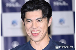 小島よしお、2歳息子との仲良しディズニーショット公開「すくすく大きくなってる」「いたずらっ子で可愛い」