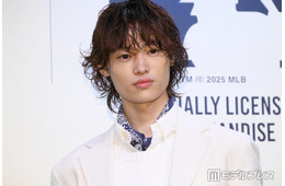 窪塚愛流、ピンク髪×制服ショット公開にファン悶絶「ビジュ最強」「メロすぎて反則」の声
