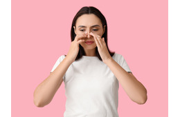 地味にストレスな「鼻づまり」、親指のある部分をさするだけで解消するってホント？詰まる原因と対処法【体のプロが解説】