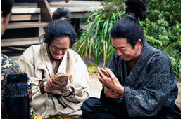 なぜ小一郎（仲野太賀）は秀吉（池松壮亮）に「残酷な嘘」をついたのか？「本能寺の変」直後の動乱と史実を解説【NHK大河『豊臣兄弟！』28話】