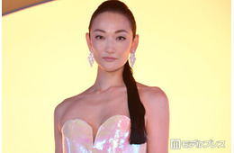 冨永愛「初めての海の砂」生後2ヶ月の第2子と海へ「愛おしさが詰まってる」「可愛すぎるあんよ」と反響