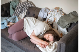 46歳、めまい、痛み、気分の落ち込み。でも生理が順調なら更年期じゃないよね…？ 5人の子を育てる53歳女性が、更年期だと気づくまでに4年かかった理由【100人の更年期・リバイバル】
