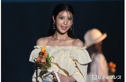 “令和の峰不二子”阿部なつき、タンクトップ姿で美ボディ披露「ウエストのラインが綺麗すぎる」「スタイル抜群！」