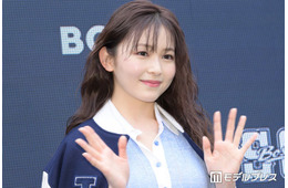 久間田琳加「大好きな野球観戦」ほっそり二の腕際立つノースリコーデに絶賛の声「脚長すぎ」「大人カジュアルおしゃれ」