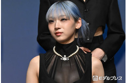 HANA・JISOO、ILLITとのコラボMVオフショット「唯一無二の可愛さ」「パンクスタイルが似合う」制服姿に反響