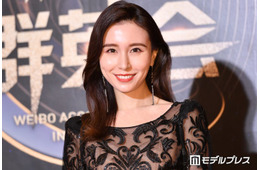 May J.、ハワイで購入したミニワンピコーデ「お姫様みたい」「脚のライン綺麗すぎます」