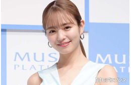 横田真悠、美脚透けスカート衣装ショット披露「スタイル抜群」「上品で憧れる」と絶賛の声