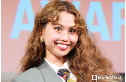 peco、美脚際立つ真っ白ショーパンコーデ披露「オシャレな着こなし」「脚のラインが綺麗すぎ」の声