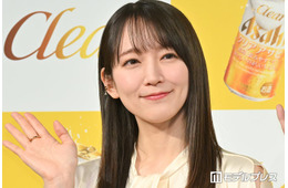 吉岡里帆、美デコルテ透ける白ノースリ姿に熱視線「美しすぎて二度見」「透明感がハンパない」