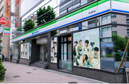 VIBYがファミマとコラボ、日本武道館近くで店舗ラッピング＆限定ブロマイドを全国展開
