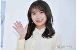 秋元真夏、黒ノースリの自撮りショット公開「肌が発光してる」「デコルテも綺麗」と絶賛の声