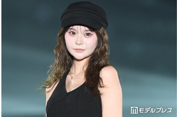 登録者数80万人超YouTuber、21歳バースデーの白ミニドレス×赤タイツ姿に「美脚が眩しい」「おしゃれで可愛すぎ」と絶賛の声