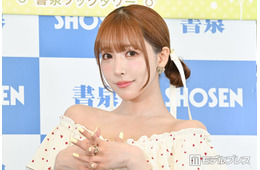 三上悠亜、ピンクビキニ姿披露「美ボディ」「スタイル最高」の声