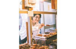 SixTONES森本慎太郎、名物商店街でほっこり食べ歩き 焼き鳥をもぐもぐ＆私服お買い上げする姿も