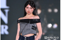 藤田みあ、オフショル×デニムから美スタイル披露「全身バランス神」「脚長すぎる」と反響【関コレ2026A/W】
