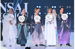 リアルピース、年齢記載うちわ手に堂々ランウェイ「見えない」「若々しすぎる」と反響殺到【関コレ2026A/W】