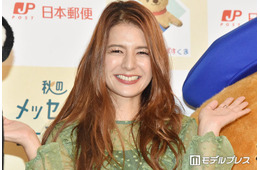 熊本在住・スザンヌ「少しでも笑顔になれる時間を」息子とプール満喫ショット公開「素敵」「水着姿スタイル抜群」の声