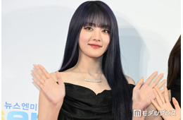 i-dleミンニ、美脚＆ウエスト際立つユニフォーム姿披露「脚のラインが完璧」「ウエスト細くて憧れる」の声